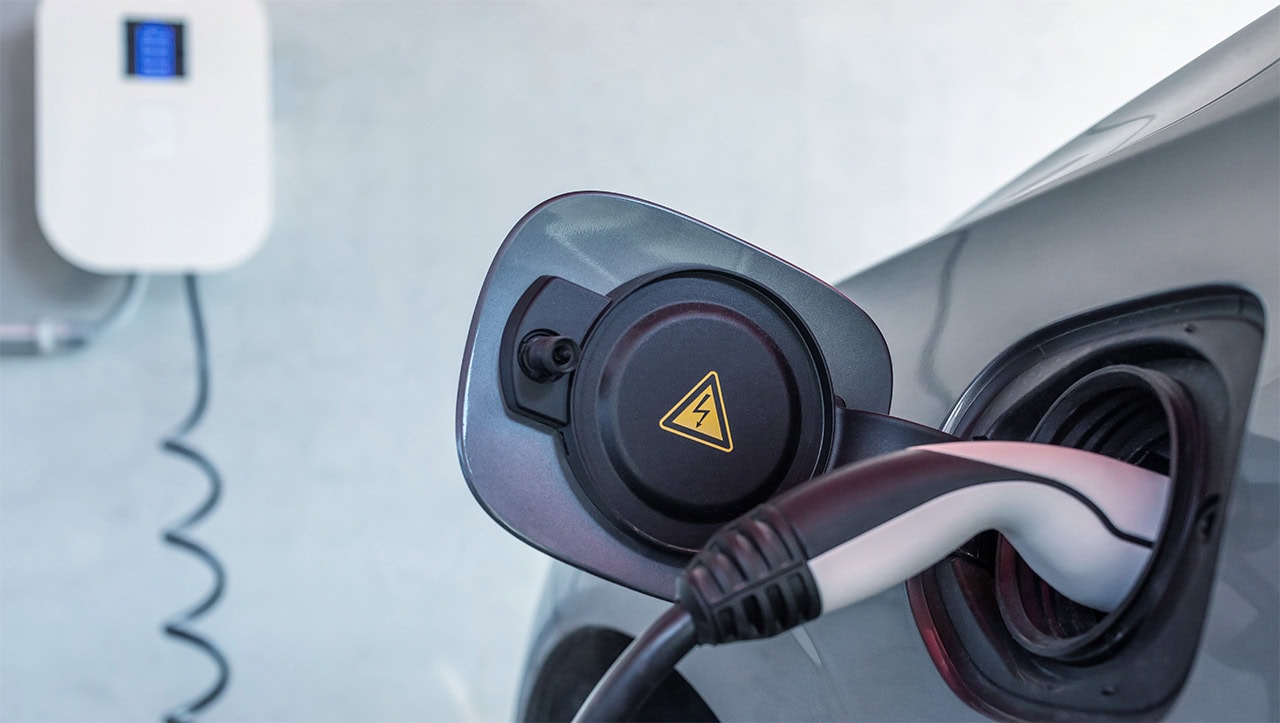 Auto steckt zum aufladen an einer Wallbox.