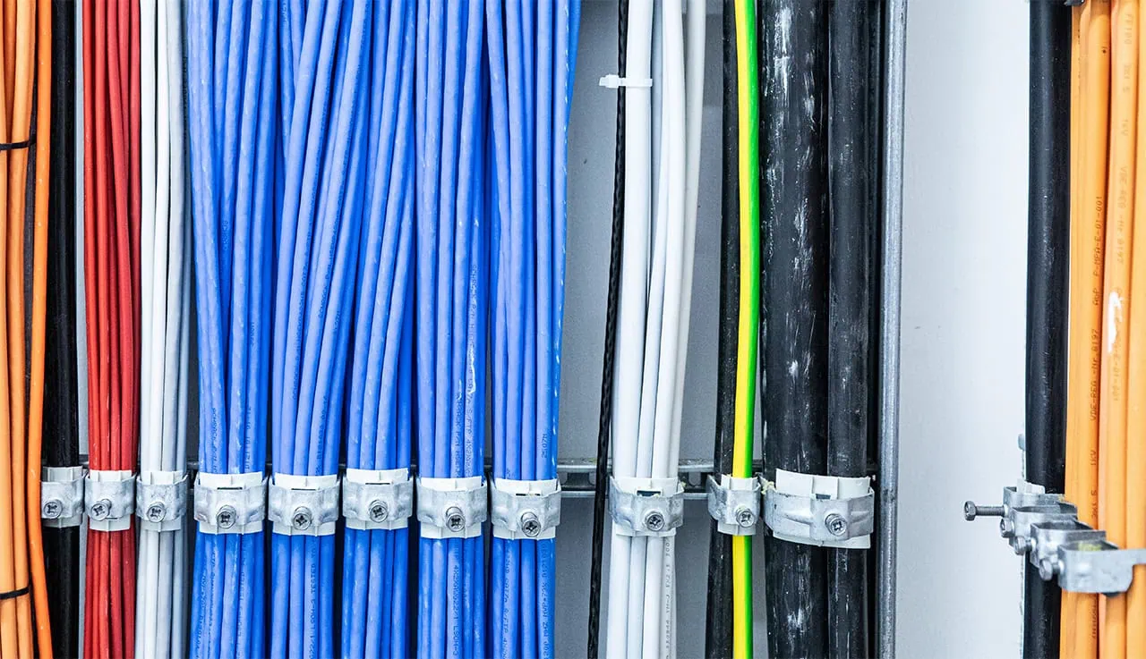 Netzwerkkabel und LWL_Leiter in Kabelführung mit Schellen befestigt.