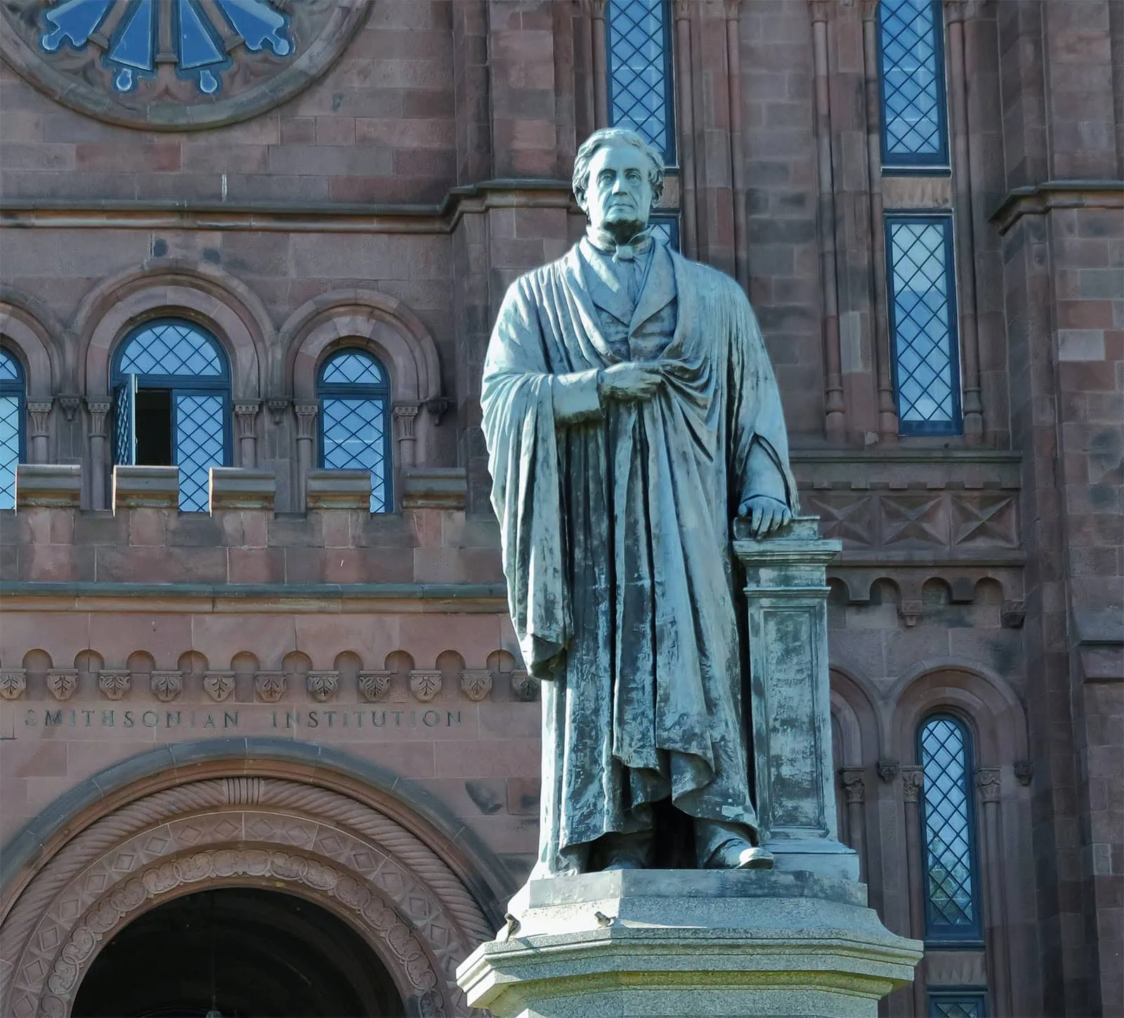 Statue von Sir Henry vor der Smithsonian Institution.