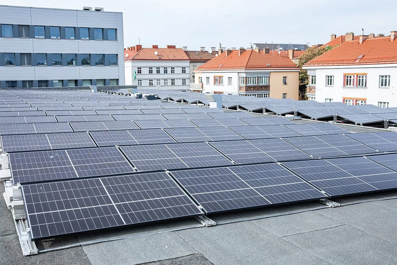 Solarpaneele am Flachdach montiert durch Firma Fuchs in Wien.