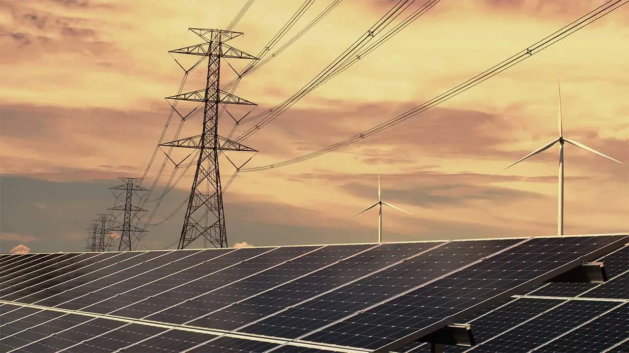 Solarpanele im Vordergrund im Hintergrund Strommasten und Stromleitungen