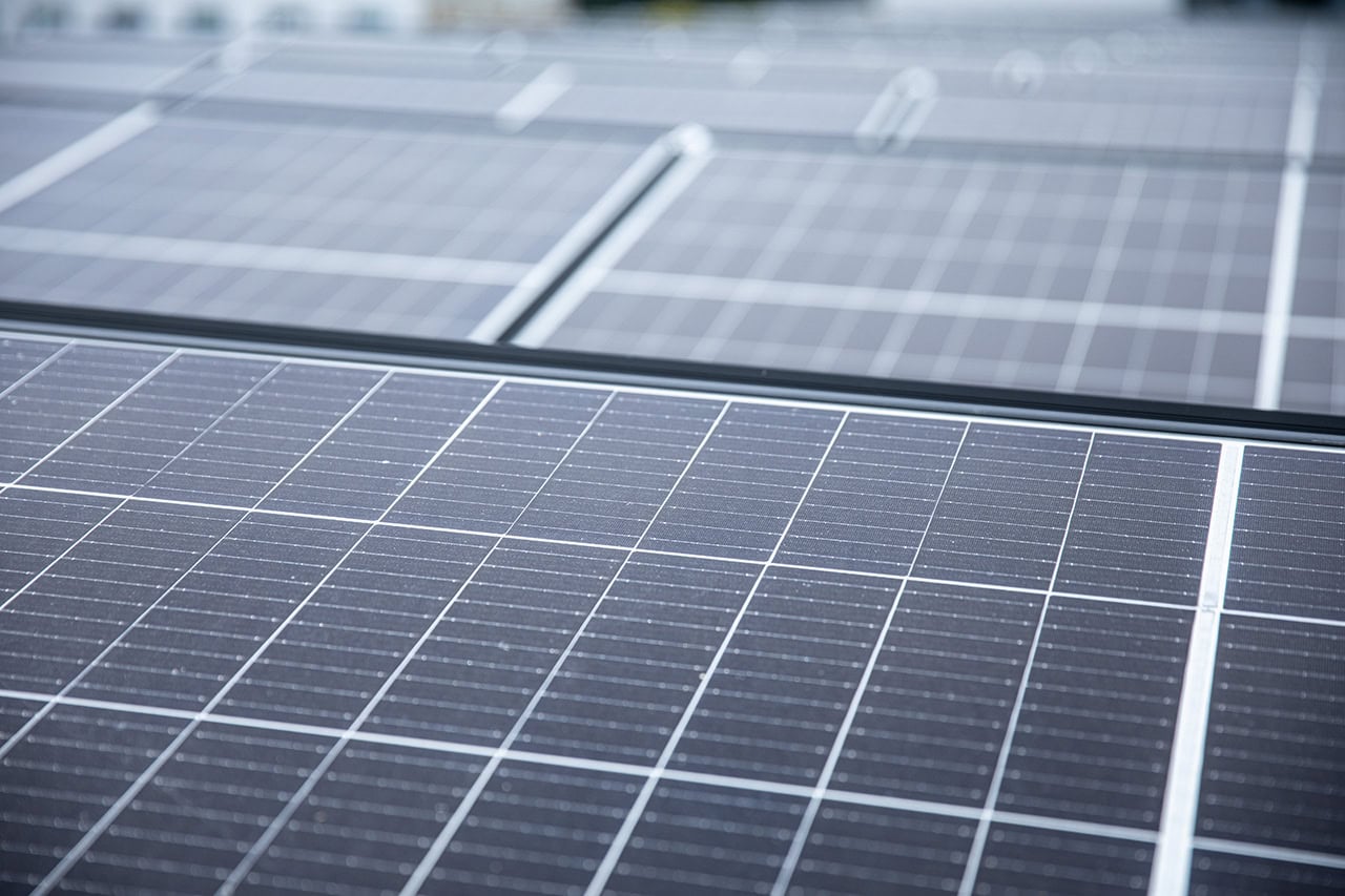Solarpaneele am Flachdach montiert durch die Firma Fuchs.