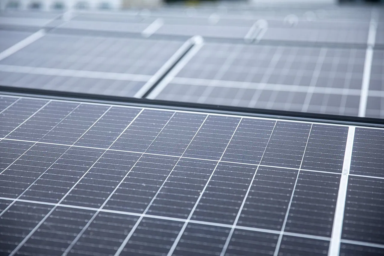 Solarpaneele am Flachdach montiert durch die Firma Fuchs.