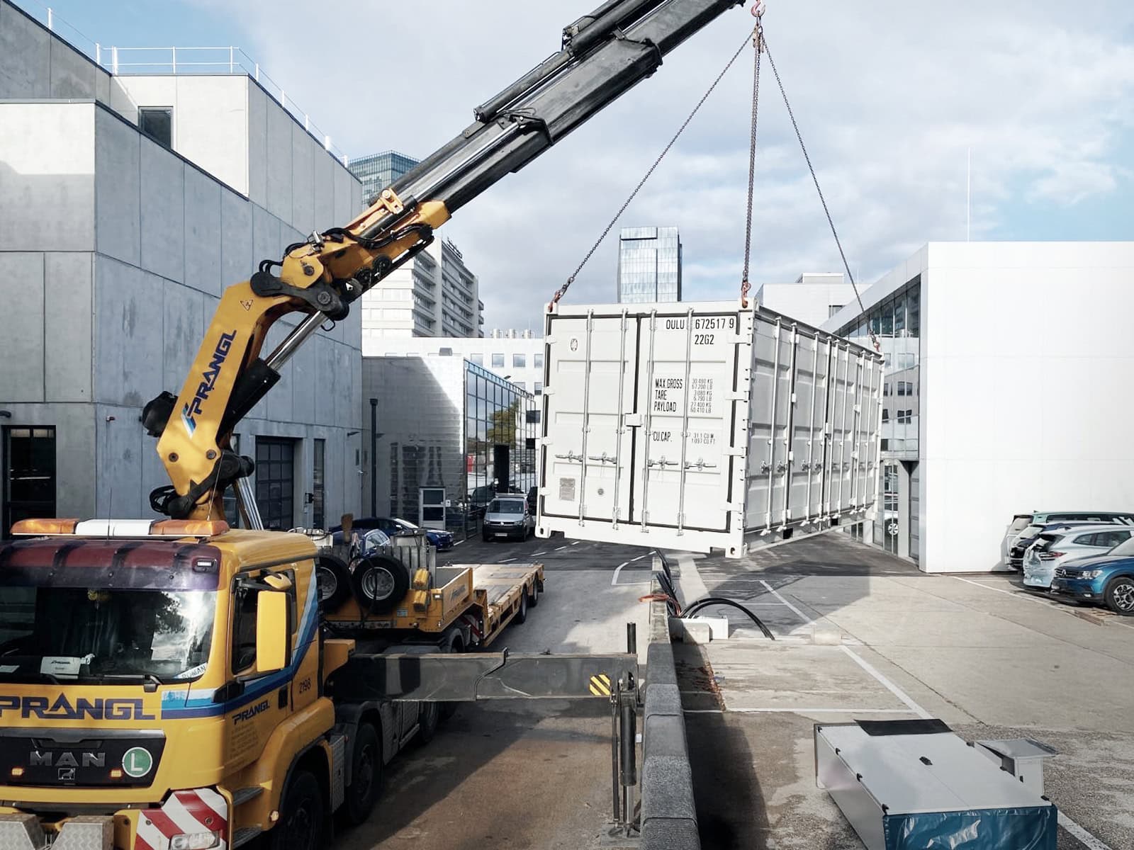 Fuchs Monteure installieren PV Module auf begruentem Flachdach