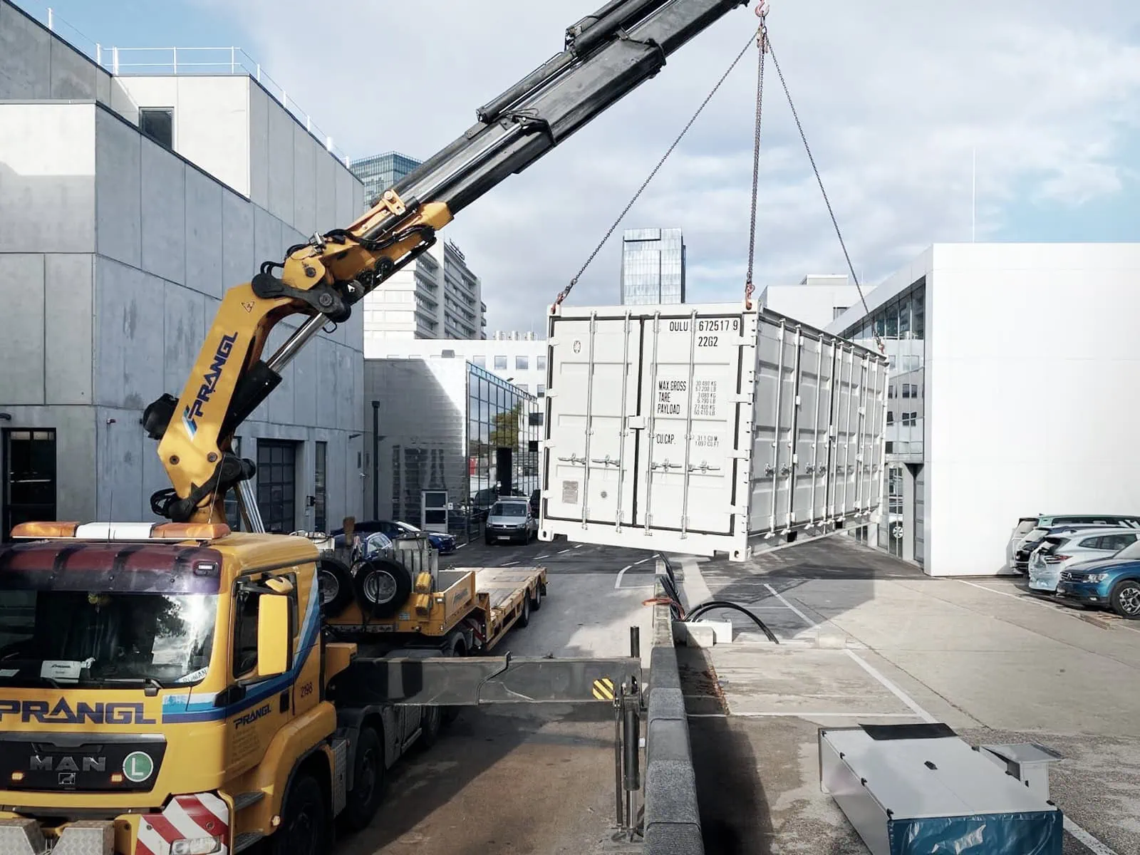 Fuchs Monteure installieren PV Module auf begruentem Flachdach
